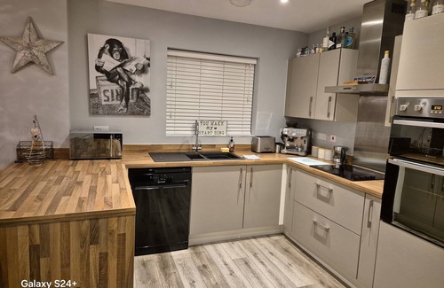 Brixham Casa | Modern cosy home with sea views Brixham, Torbay. New build estate, pets welcome
