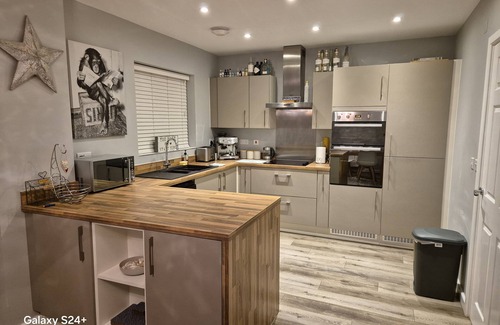Brixham Casa | Modern cosy home with sea views Brixham, Torbay. New build estate, pets welcome