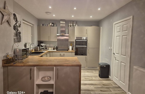 Brixham Casa | Modern cosy home with sea views Brixham, Torbay. New build estate, pets welcome