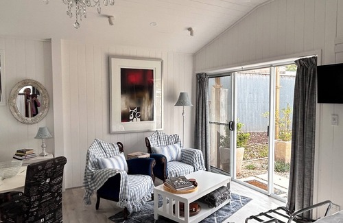 Strathalbyn Cama Y Desayuno | Modern, cosy, studio retreat. 32 square metres of living. Easy access to town.