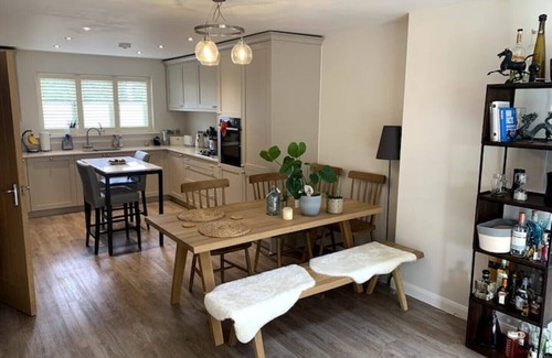 Stow-on-the-Wold Casa | Modern cottage with a sunny patio and home office.