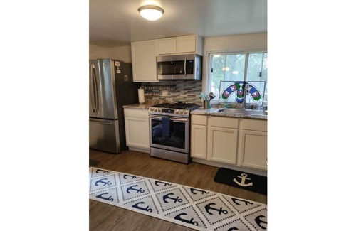 Twin Lakes Casa | Modern Cottage - Fast WIFI, Gas grill, boats, golf, FENCED yard - lg/sm DOGS