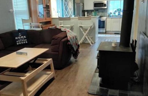 Twin Lakes Casa | Modern Cottage - Fast WIFI, Gas grill, boats, golf, FENCED yard - lg/sm DOGS