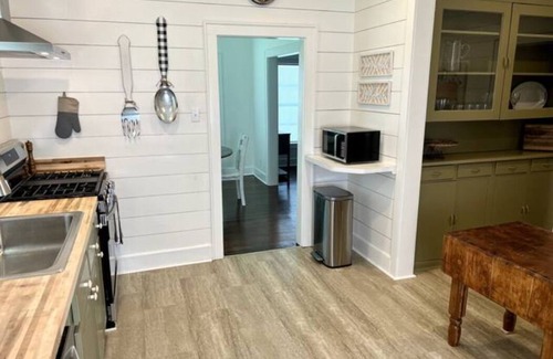 Benton Cabaña | Modern Cottage in Downtown Benton