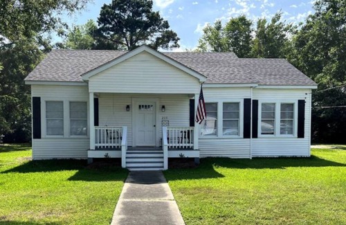 Benton Cabaña | Modern Cottage in Downtown Benton