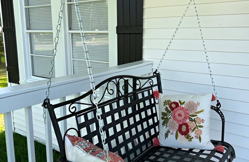 Benton Cabaña | Modern Cottage in Downtown Benton