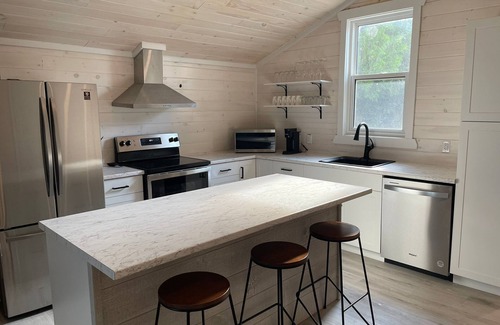 Dashwood Cabaña | Modern Cottage on the Water - Newly Renovated!