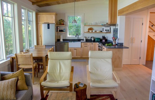 Plymouth Cabaña | Modern cottage on the shore of beautiful Long Pond