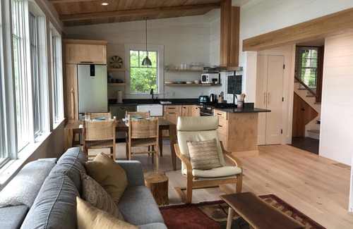 Plymouth Cabaña | Modern cottage on the shore of beautiful Long Pond