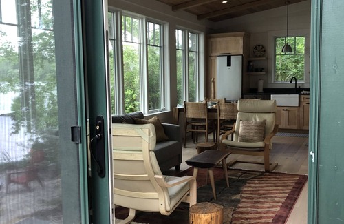 Plymouth Cabaña | Modern cottage on the shore of beautiful Long Pond