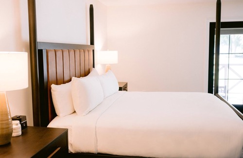 Midway Hotel | Modern Cottage w/Kitchen, Fireplace, Breathtaking Outdoor & Crater Hot Spring