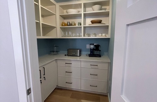 East Chop Casa | Modern Cottage Walk To Town & Beach