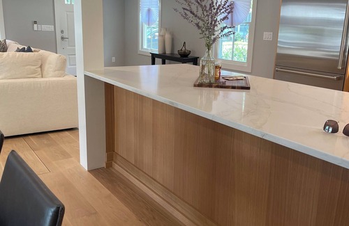 East Chop Casa | Modern Cottage Walk To Town & Beach