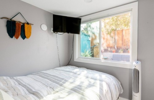 Oakland Casa | Modern cottage with full kitchen & private patio.Close to great hiking trails!