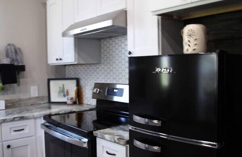 New Braunfels Cabaña | Modern Country Cottage w/Brand New Screened-In Porch and Hot Tub