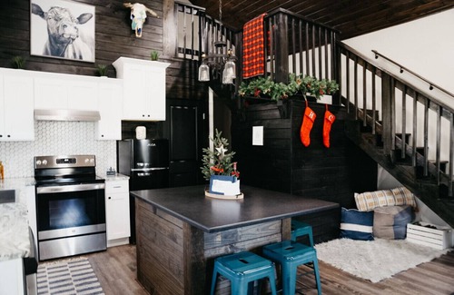 New Braunfels Cabaña | Modern Country Cottage w/Brand New Screened-In Porch and Hot Tub