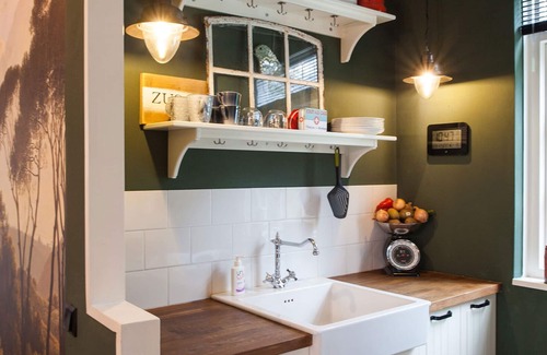 Schoonloo Casa | Modern country-style bungalow with hot tub. Pets allowed.