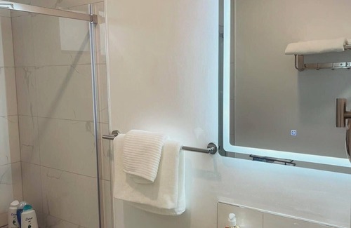 Hastings Casa | Modern&Cozy 1 Bedroom Suite - Private Entrance - 10 mins to Downtown Vancouver