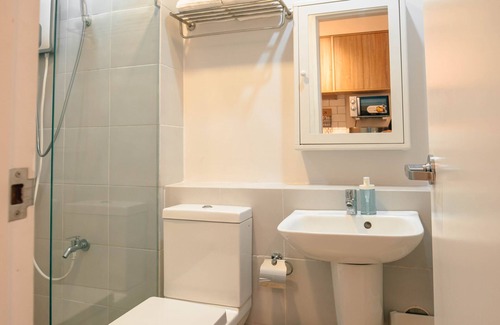 Loyola Heights Condominio | Modern & Cozy 2Bed Studio in Katipunan w/ All Essentials+Fast Internet+Netflix