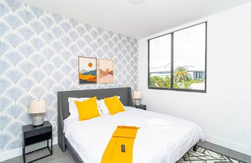 East Little Havana Apartamento | Modern Cozy 2BR Oasis with King Beds Near Marlins Park & Brickell