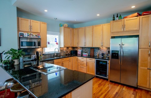 Athens Casa | Modern cozy 3/3 House at UGA- 1 block walk Downtown Athens & 3 to U of Georgia