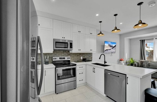 Durham Region Casa | Modern & Cozy 3BR Home in Oshawa