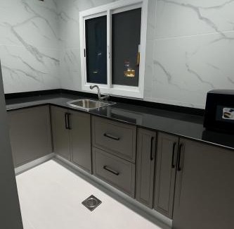 Al Koudh Apartamento | Modern Cozy Apartment with Elegant Gray Design & Smart Lighting