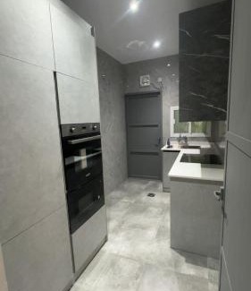 Al Koudh Apartamento | Modern Cozy Apartment with Elegant Gray Design & Smart Lighting
