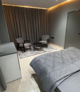 Al Koudh Apartamento | Modern Cozy Apartment with Elegant Gray Design & Smart Lighting