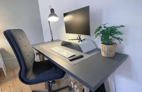 Ostviertel Apartamento | Modern Cozy apt. -with 2 TV, Netflix and work desk