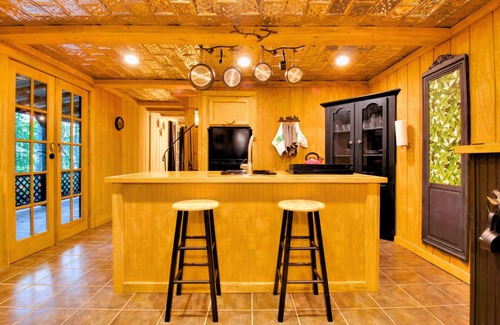 Morganton Cabina | Modern & Cozy Blue Ridge Cabin: Hot Tub & Fire Pit, Surrounded by Nature