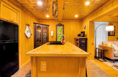 Morganton Cabina | Modern & Cozy Blue Ridge Cabin: Hot Tub & Fire Pit, Surrounded by Nature