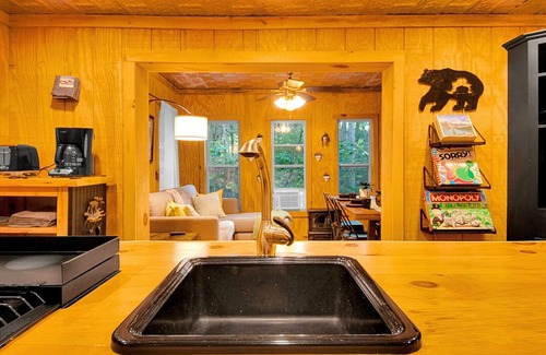 Morganton Cabina | Modern & Cozy Blue Ridge Cabin: Hot Tub & Fire Pit, Surrounded by Nature