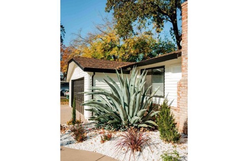 Carmichael Casa | Modern, Cozy Bungalow in a Friendly Neighborhood