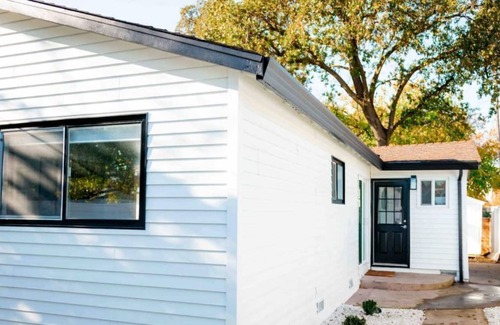 Carmichael Casa | Modern, Cozy Bungalow in a Friendly Neighborhood