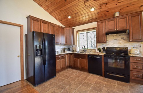 Vilas Cabina | Modern Cozy Cabin Views near Downtown Boone