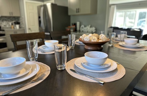 Newington Casa | Modern Cozy Home for Families & Pets