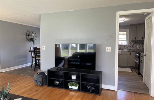 Newington Casa | Modern Cozy Home for Families & Pets