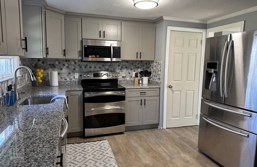 Newington Casa | Modern Cozy Home for Families & Pets