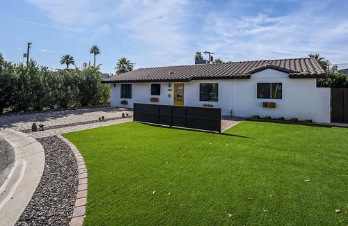 Peaceful Valley Casa | Modern & cozy home | Walk to Old Town & Stadium!