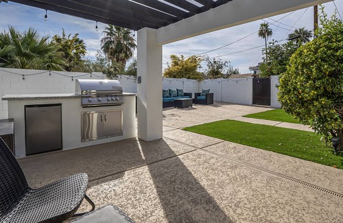 Peaceful Valley Casa | Modern & cozy home | Walk to Old Town & Stadium!