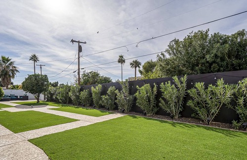 Peaceful Valley Casa | Modern & cozy home | Walk to Old Town & Stadium!
