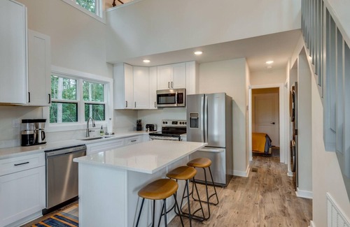 Tracy City Cabina | Modern cozy lakeview retreat for 6 close to hiking, Sewanee, and the Caverns