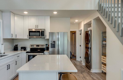 Tracy City Cabina | Modern cozy lakeview retreat for 6 close to hiking, Sewanee, and the Caverns
