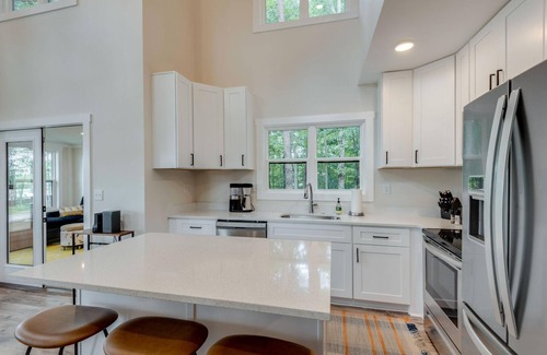 Tracy City Cabina | Modern cozy lakeview retreat for 6 close to hiking, Sewanee, and the Caverns