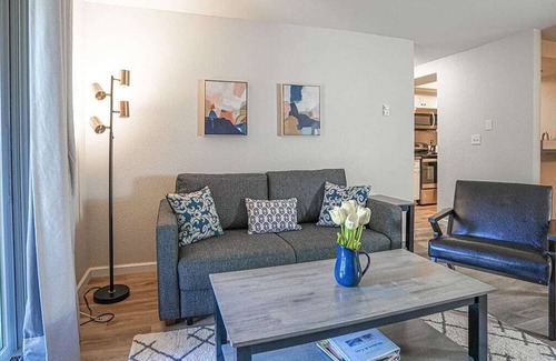 Bridle Trails Condominio | Modern & Cozy Microsoft Campus Condo with Parking