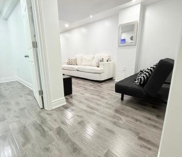 Churchill Meadows Apartamento | Modern & cozy one Bedroom Basement Suite with parking
