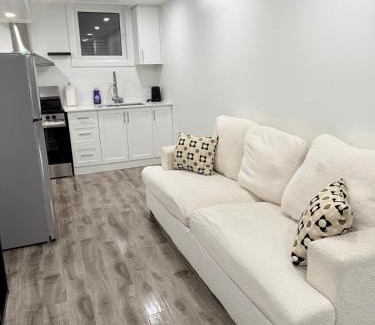 Churchill Meadows Apartamento | Modern & cozy one Bedroom Basement Suite with parking