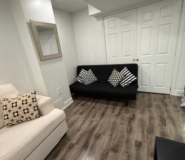 Churchill Meadows Apartamento | Modern & cozy one Bedroom Basement Suite with parking