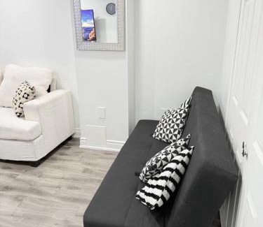 Churchill Meadows Apartamento | Modern & cozy one Bedroom Basement Suite with parking